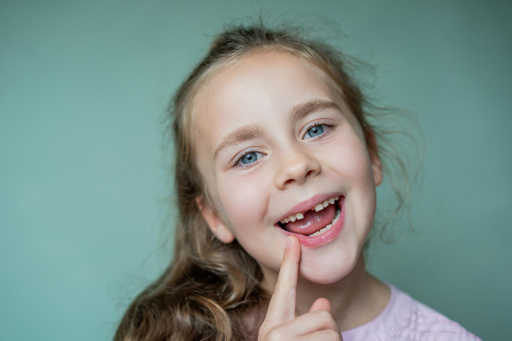 девочка с выбитым зубом