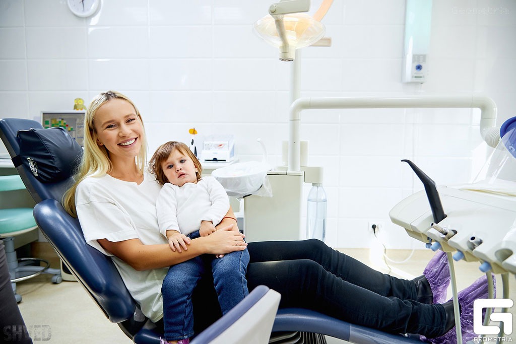 Мальчику восстанавливают зуб